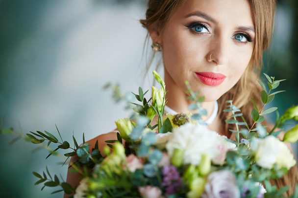 Pretty young bride with flowers - Φωτογραφία, εικόνα