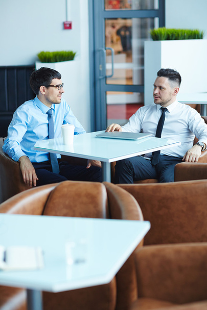 Les hommes d'affaires parlent pendant la pause café
 - Photo, image