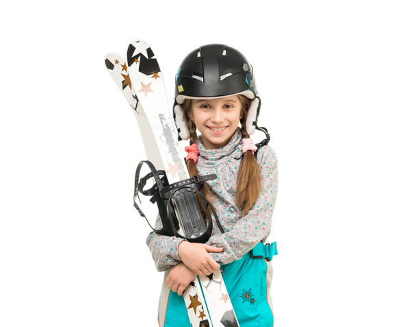 χαμογελαστό κορίτσι με κράνος, κρατώντας σκι - Φωτογραφία, εικόνα
