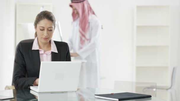 businesswoman with Arabic businessman - Záběry, video