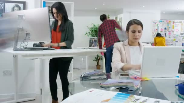 workers in fashion magazine office - Záběry, video