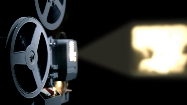 alter Projektor zeigt den Film in der Dämmerung - Filmmaterial, Video
