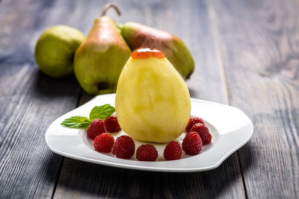 homemade dessert - pear with raspberries - Valokuva, kuva