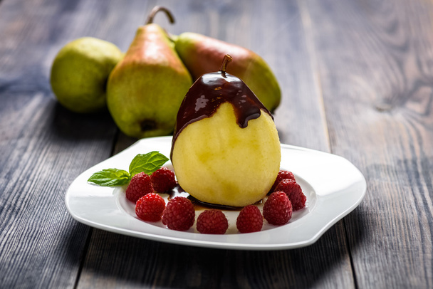 homemade dessert - pear with raspberries - Foto, Bild