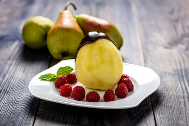 homemade dessert - pear with raspberries - Foto, imagen