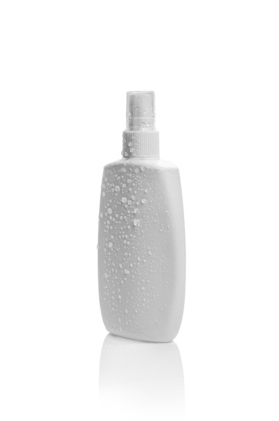 Valkoinen pullo, jossa on sumutetta tippoina. Eristetty valkoisella, polku sisältyy
 - Valokuva, kuva