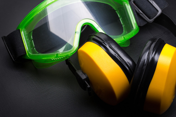 Gafas verdes con auriculares en negro
 - Foto, Imagen