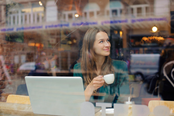 usmívající se žena v kavárně - Fotografie, Obrázek