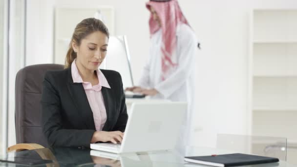 businesswoman with Arabic businessman - Materiał filmowy, wideo