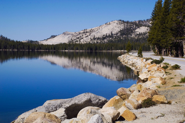 Lago en el pacífico Yosemite
 - Foto, Imagen