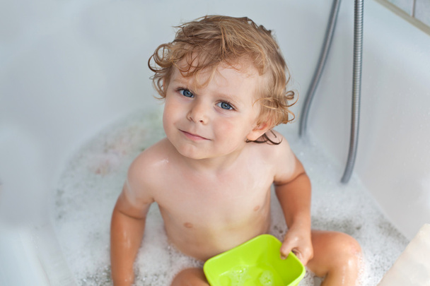 Adorable tout-petit garçon aux cheveux blonds prenant son bain
 - Photo, image