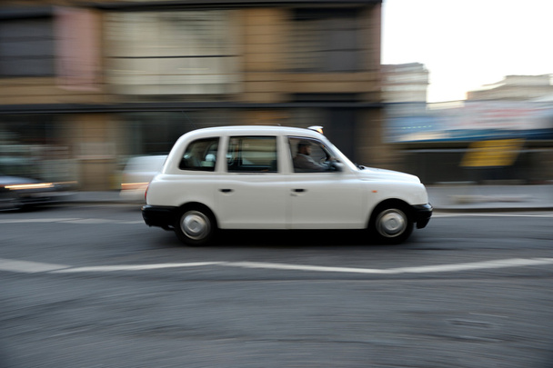 Szybka taksówek na ulicy - Zdjęcie, obraz