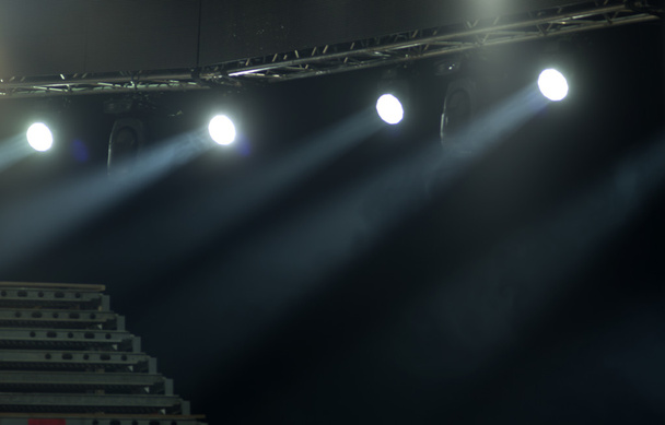 Світло зі сцени під час концерту
. - Фото, зображення