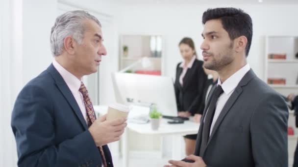  hombres de negocios teniendo conversación
 - Metraje, vídeo