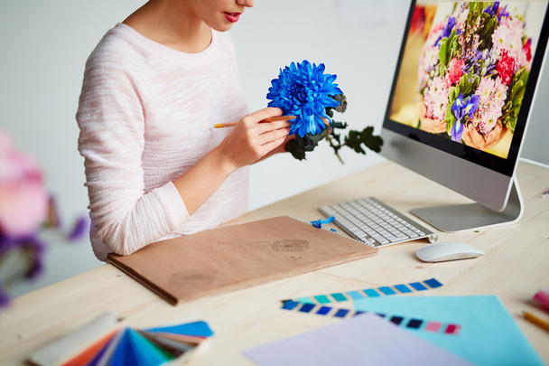 Жінка малює квітку для графічного дизайну
  - Фото, зображення