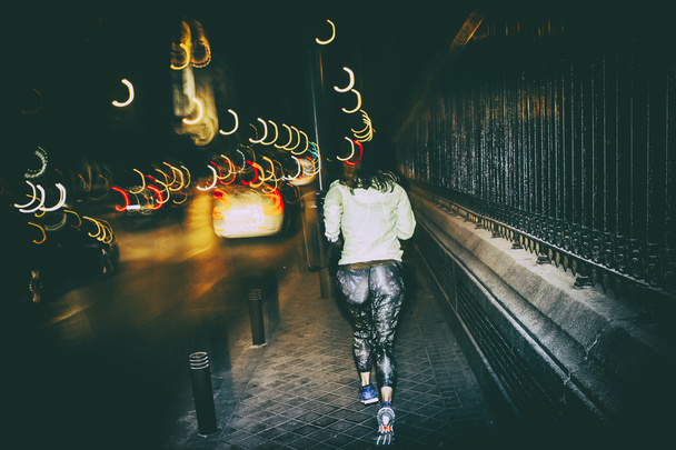mulher praticando corrida na cidade à noite
 - Foto, Imagem