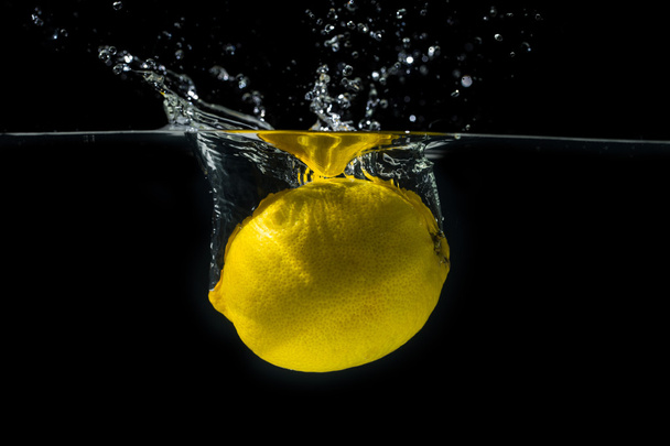 gele citroen in water splash - Foto, afbeelding