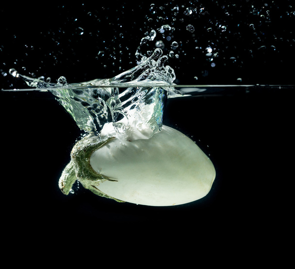 White aubergine in water splash - Foto, Imagem