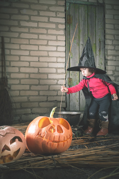 Mała czarownica Dokonywanie magiczny eliksir w noc Halloween. Horror. - Zdjęcie, obraz