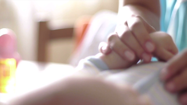 Κινηματογράφηση σε πρώτο πλάνο της μωρό χέρι μητρότητας (χειρός - τεχνητή) - Πλάνα, βίντεο
