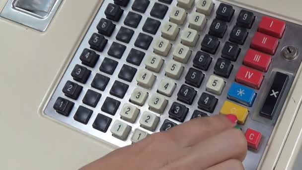 Egy emberi kéz dolgozik régi a pénztárgép - Felvétel, videó
