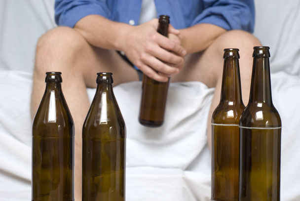 Hombre con botellas de cerveza
 - Foto, Imagen