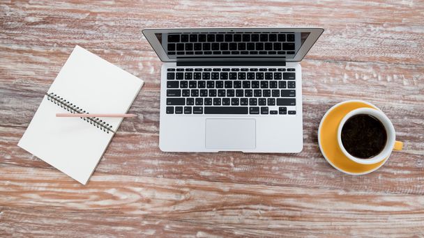 Laptop (laptop) met kopje koffie en een Kladblok met pen op oude - Foto, afbeelding