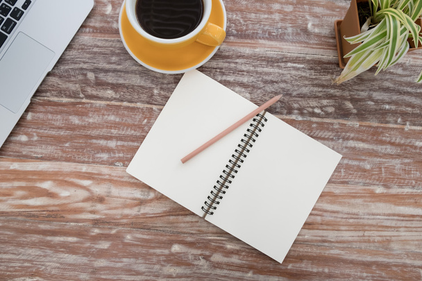 Φορητό υπολογιστή (notebook) με φλιτζάνι καφέ και το σημειωματάριο με στυλό σε παλιό - Φωτογραφία, εικόνα