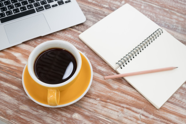 Portatile (notebook) con tazza di caffè e blocco note con penna su vecchio
 - Foto, immagini