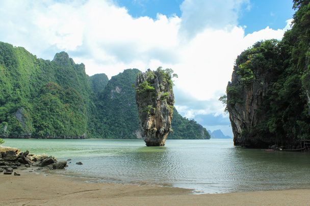 Wyspa Jamesa Bonda jest wapienia znajduje się w Parku Narodowego Ao Phang Nga, Tajlandia - Zdjęcie, obraz