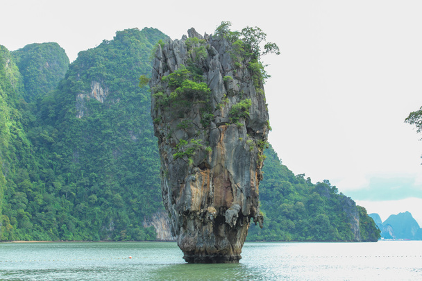 Wyspa Jamesa Bonda jest wapienia znajduje się w Parku Narodowego Ao Phang Nga, Tajlandia - Zdjęcie, obraz