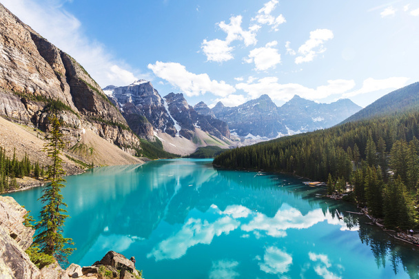 カナダのモレーン湖 - 写真・画像