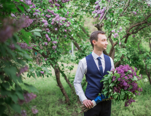 Beau marié avec bouquet de lilas
 - Photo, image
