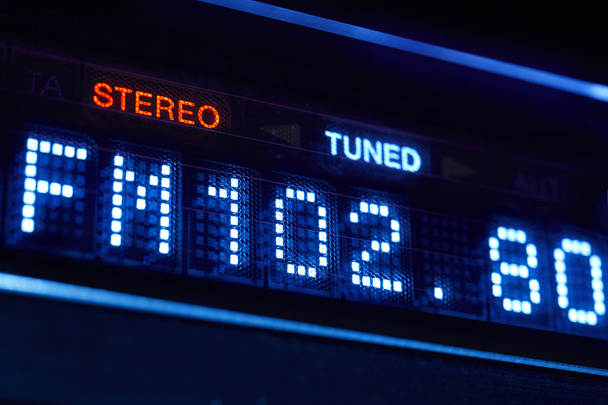FM-tuner radio display. Stereo digitale frequentie station afgestemd. - Foto, afbeelding