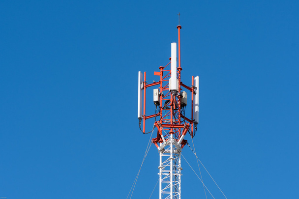Las antenas en la torre de las comunicaciones
 - Foto, imagen
