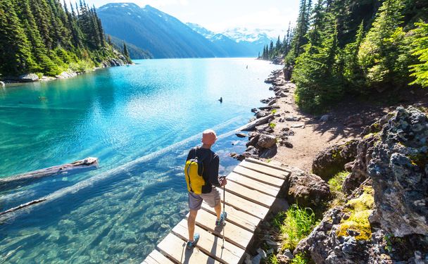 Пеший турист в горах Канады
 - Фото, изображение