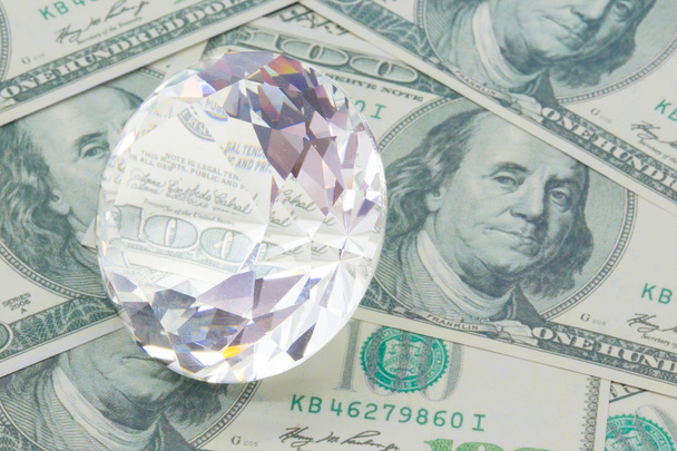 Diamant blanc énorme sur des billets de cent dollars
 - Photo, image