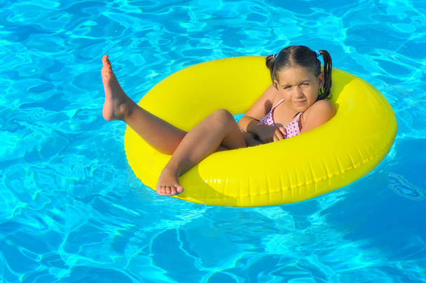 ребенок в бассейне - Фото, изображение