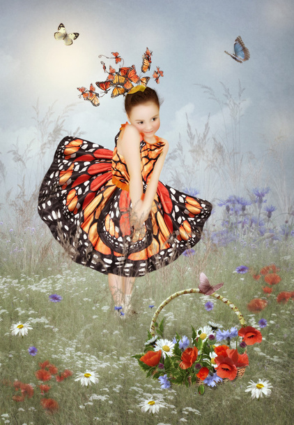Μικρό κορίτσι σε ένα φόρεμα πεταλούδες - Φωτογραφία, εικόνα