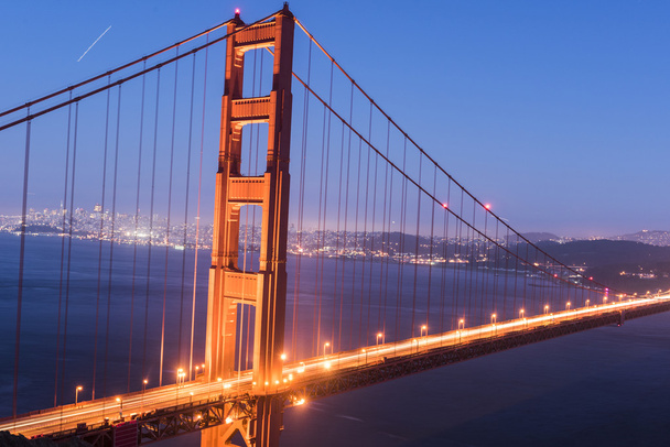 Nacht uitzicht op de verlichte Golden Gate Bridge - Foto, afbeelding