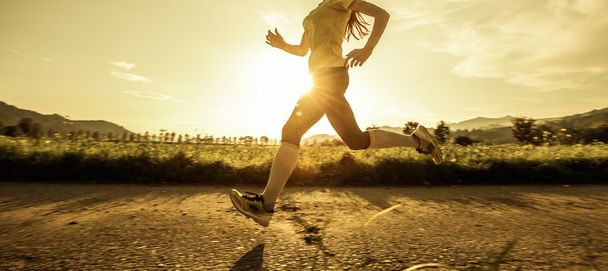 Uygun kadın hızlı koşma - Fotoğraf, Görsel
