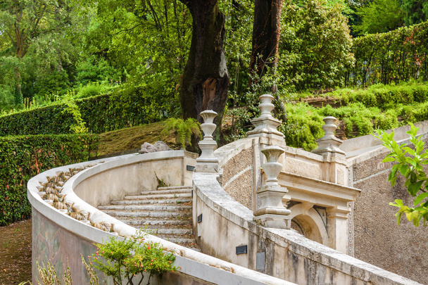 Escaleras, fuente y jardín de Villa d 'Este, Tivoli cerca de Roma, región del Lacio, Italia
. - Foto, Imagen