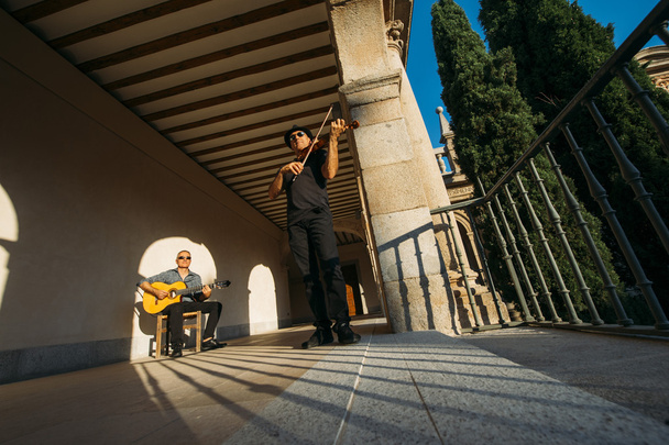 καλλιτέχνες δρόμου, παίζοντας βιολί και κιθάρα - Φωτογραφία, εικόνα