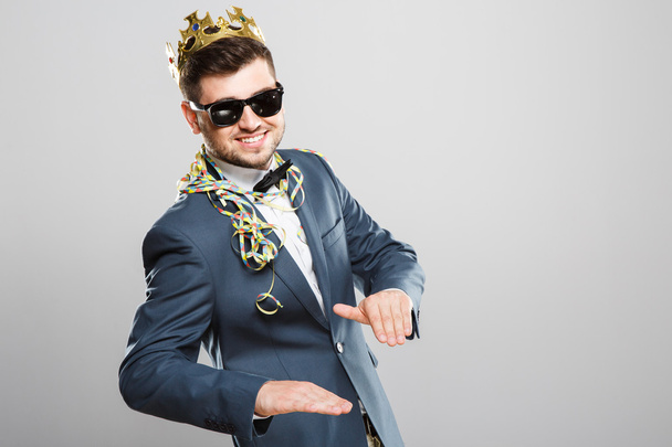 Cool man in crown - Fotoğraf, Görsel