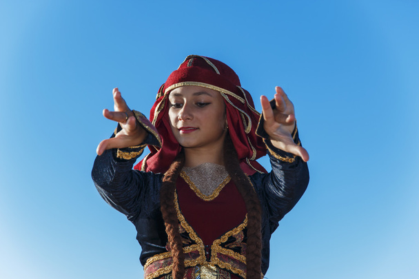 молода жінка танцює грузинський національний одяг море на відкритому повітрі літо сонячно
 - Фото, зображення