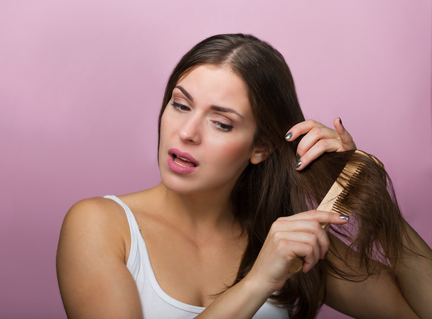 Woman brushing her hair - Foto, Imagen