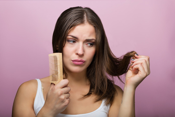 Mujer cepillándose el pelo - Foto, Imagen