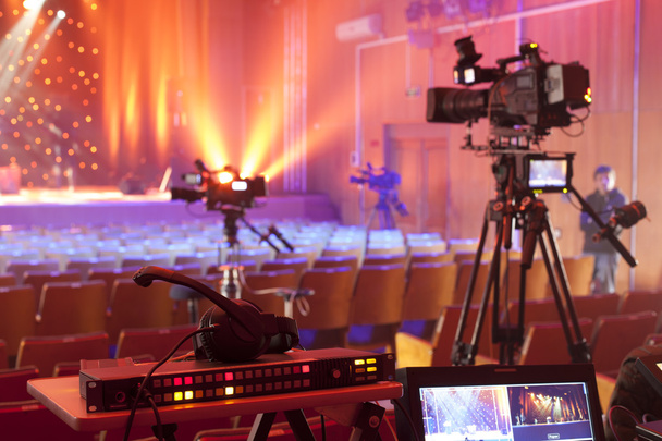 Caméra de télévision dans une salle de concert
 - Photo, image