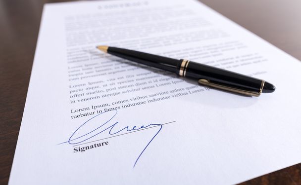Sopimuksen allekirjoittaminen
 - Valokuva, kuva
