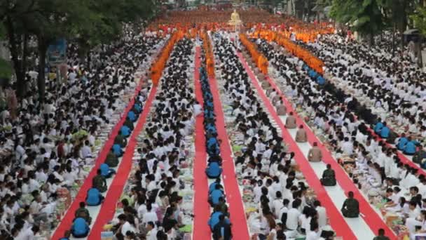 Messe de moine aumônes donnant à Bangkok
 - Séquence, vidéo